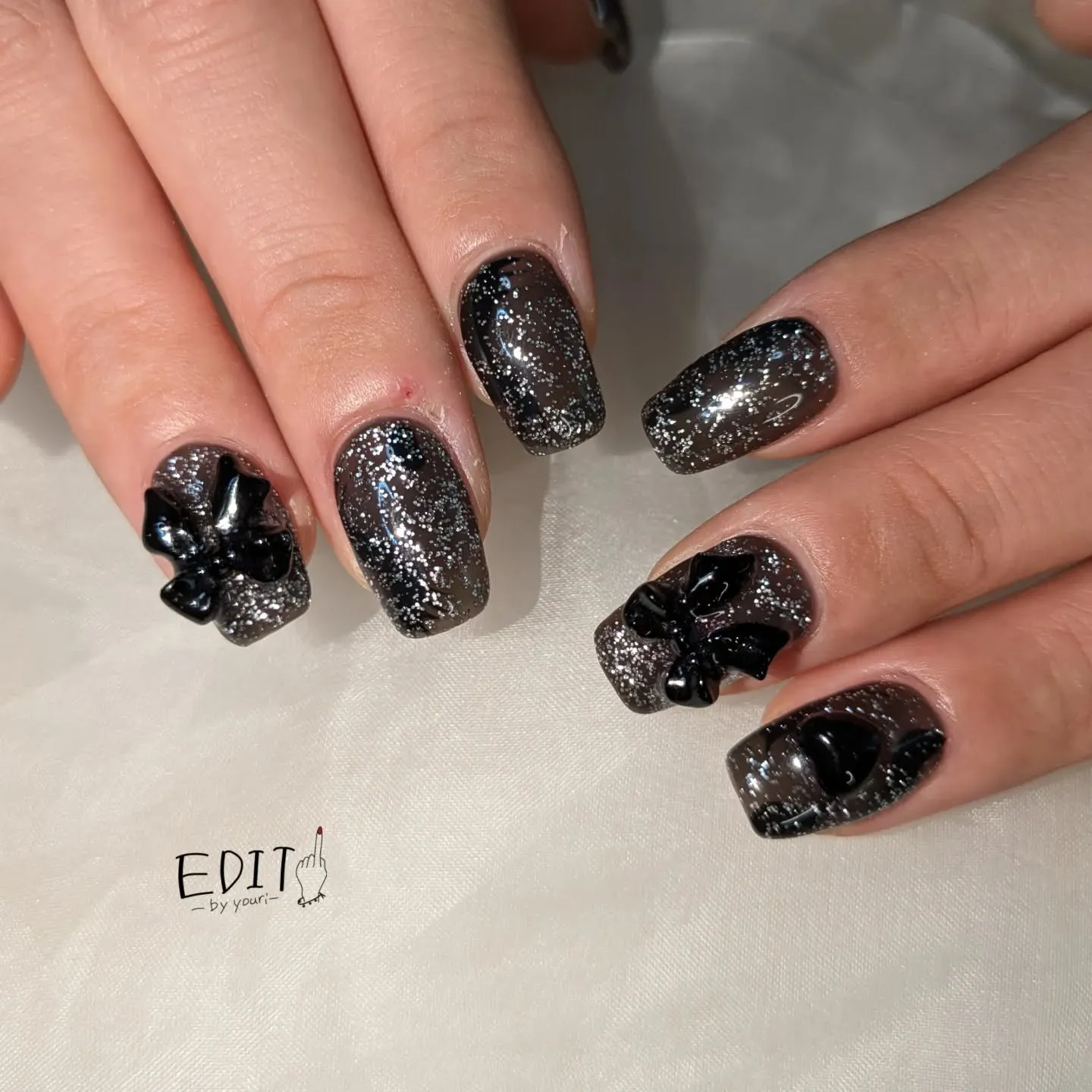 隠れ模様が入った、技ありシースルーブラックラメです✨